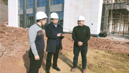 遂寧興業(yè)集團(tuán)黨委副書記、監(jiān)事會(huì)主席、工會(huì)主席石鎮(zhèn)槐深入遂寧市興學(xué)商務(wù)中心項(xiàng)目、公共衛(wèi)生臨床醫(yī)療中心一期項(xiàng)目進(jìn)行實(shí)地巡查